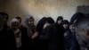 Membri ai familiei Abu Sinjar își plâng rudele ucise în bombardamente israeliene asupra Fâșiei Gaza, la Rafah. 5 ianuarie 2024. (AP Photo/Fatima Shbair)