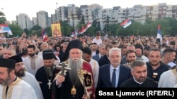Da li će bliskost vlasti i SPC stvoriti prostor i za uvođenje vjeronauke u škole? Na fotografiji susret novog crnogorskog mitropolita Joanikija i premijera Crne Gore Zdravka Krivokapića (ljevo od mitropolita) na skupu u Podgorici 2. juna 2021. 