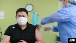Монголиянын өкмөт башчысы Лувсаннамсрайн Оюун-Эрдэнэ "Астразенека" вакцинасын алып жатат. 23-февраль, 2021-жыл.