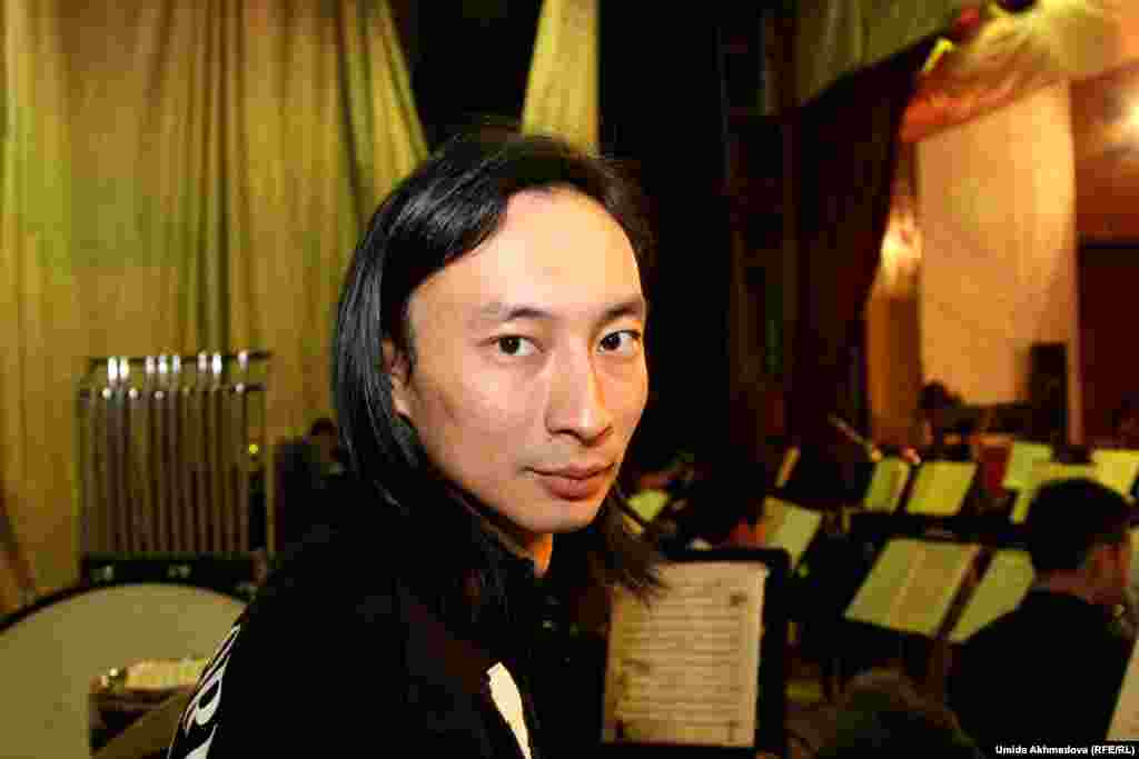 31-летний Алибек Кабдурахманов окончил Ташкентскую консерваторию и магистратуру с отличием по классу&nbsp;"ударные инструменты". Год назад он стал дирижером Национального симфонического оркестра&nbsp;Узбекистана. Алибек говорит, что любит музыкантов, старается выслушать мнения и чаяния эмоциональных и чувствительных творческих людей.