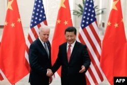 აშშ-ის ვიცე-პრეზიდენტი ჯო ბაიდენი (მარცხნივ) და ჩინეთის პრეზიდენტი სი ძინპიინი. პეკინი, 2013 წ. 4 დეკემბერი.