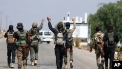 Beduinski borci okupljaju se u selu Busra al-Harir, sjeverozapadno od grada Sweida, dok snage sigurnosti blokiraju područje na jugu Sirije 22. jula