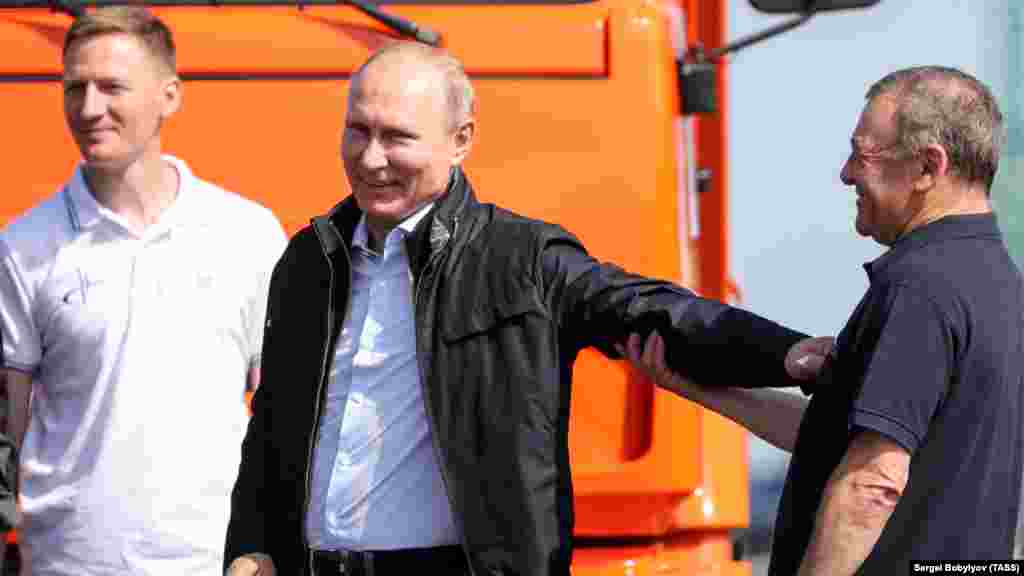 Ресейдің Қырымға тартылған жаңа көпірдің автокөлікке арналған бөлігін ашу рәсімін СССР тұсында сталиндік режимнің Қырым татарларын атамекенінен мәжбүрлеп жер аударғанына 74 жыл толар (18-20 мамыр 1944 жыл &ndash; ред.) қарсаңда өткізуін Украина президенті "асқан арсыздық" деп атаған.