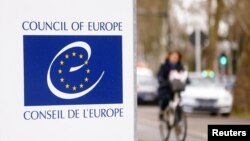 Gjatë kësaj jave, Kosova aplikoi për anëtarësim në Këshillin e Evropës. Veç tjerash, anëtarësimi në këtë organizatë, do t'i mundësonte qytetarëve të Kosovës t'i adresohen Gjykatës Evropiane për të Drejtat e Njeriut. 