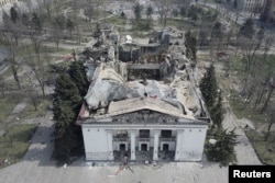 O imagine aeriană a teatrului bombardat din Mariupol. Fotografie realizată la data de 10 aprilie 2022.