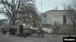 Ukrainian servicemen gather around a vehicle near the frontline town of Pokrovsk on November 11.