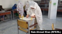 د خيبر پښتونخوا په سوات کې د ښځو لپاره ځانګړي شوي رايې اچولو مرکز کې ښځې ووټونه اچوي. (د ۲۰۲۲ز کال د مارچ ۳۱مه)