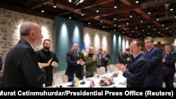 თურქეთის პრეზიდენტი რეჯეპ ტაიპ ერდოანი მიესალმა რუს და უკრაინელ მომლაპარაკებლებს, დელეგაციების პირისპირ მოლაპარაკებების წინ. სტამბოლი, 29 მარტი, 2022 წ.