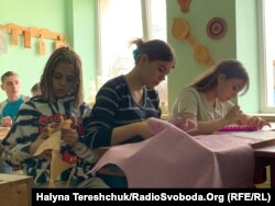 Дарія (всередині) під час творчості забуває про вибухи