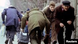 Građani Sarajeva pokušavaju da se sakriju od snajpera tokom opsade tog grada, 8. mart 1993.