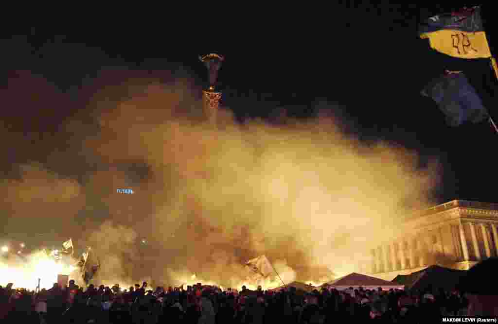 Протестувальники збираються на Майдані Незалежності в центрі Києва рано вранці 19 лютого 2014 року. 22 лютого Віктор Янукович, тоді ще президент України, утік зі столиці&nbsp;