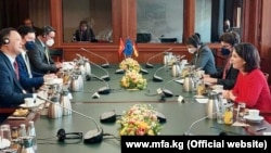 Кыргызстандын жана Германиянын тышкы иштер министрлери Руслан Казакбаев жана Анналена Бербок, 29-март, 2022-жыл.