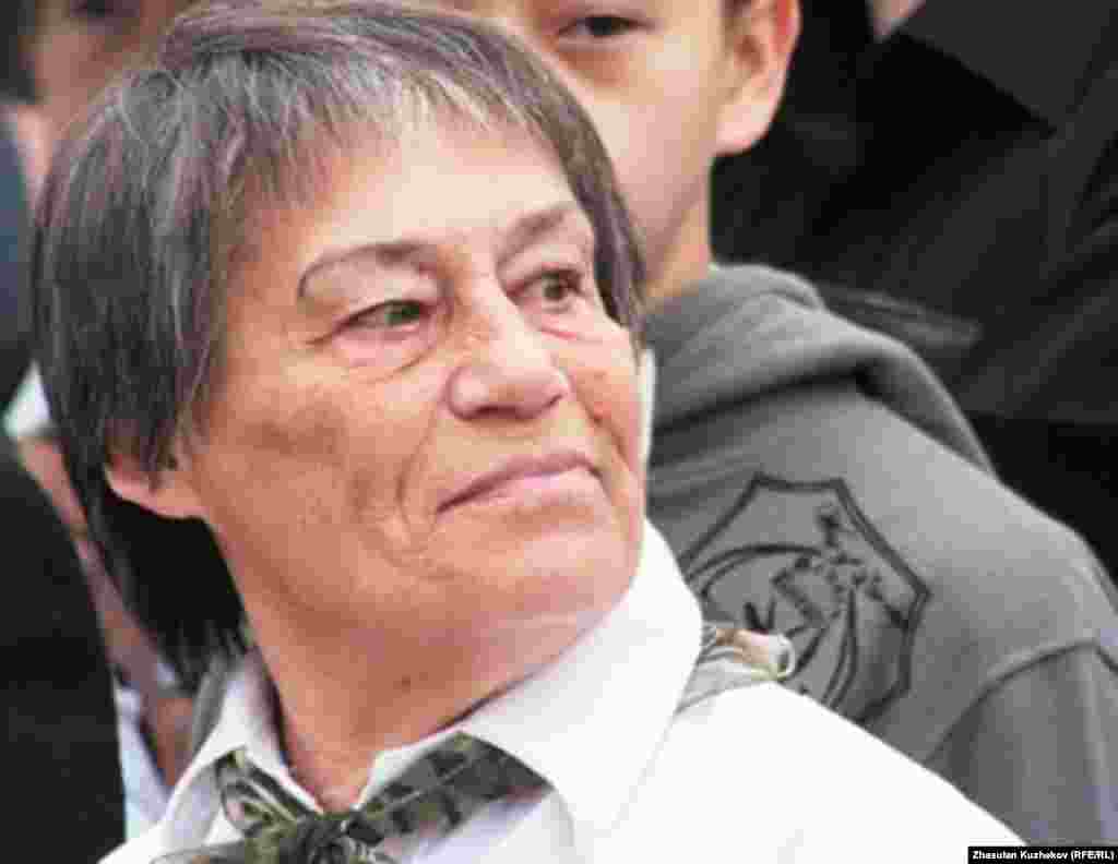 Участница церемонии открытия музея памяти жертв политических репрессий. Карагандинская область, 31 мая 2011 года.  - Участница церемонии открытия музея памяти жертв политических репрессий. Карагандинская область, 31 мая 2011 года. 