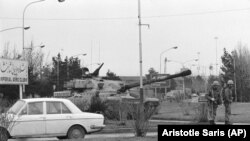 ირანის არმიის ტანკი და სამხედროები თეირანის აეროპორტისკენ მიმავალ გზაზე. არმიამ ხელი შეუშალა ირანის ავიახაზების თვითმფრინავის პარიზში გაფრენას, სადაც აიათოლა ხომეინი იმყოფებოდა.