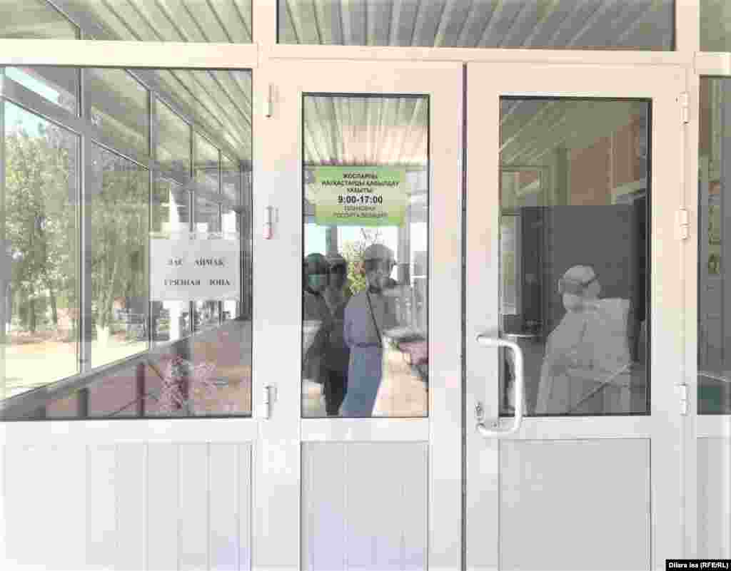 №2 қалалық аурухананың "Лас аймақ" деп аталатын бөлігіне қызметкерлер вирустан қорғайтын арнайы киім киіп қана кіреді.