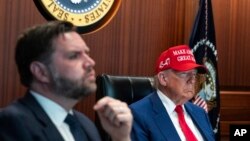 دونالد ترامپ و معاونش در اتاق بحران همزمان با حملهٔ ارتش آمریکا به تأسیسات هسته‌ای ایران