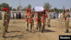 په ډېره اسماعيل خان کې پوځيان د يو وژل شوي سرتېري تابوت هديرې ته لېږدوي ـ انځور له ارشيفه