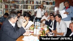 Тәжікстан белсенділері сайлау туралы заңды талқылап жатыр. Душанбе, 22 қыркүйек 2013 жыл.  