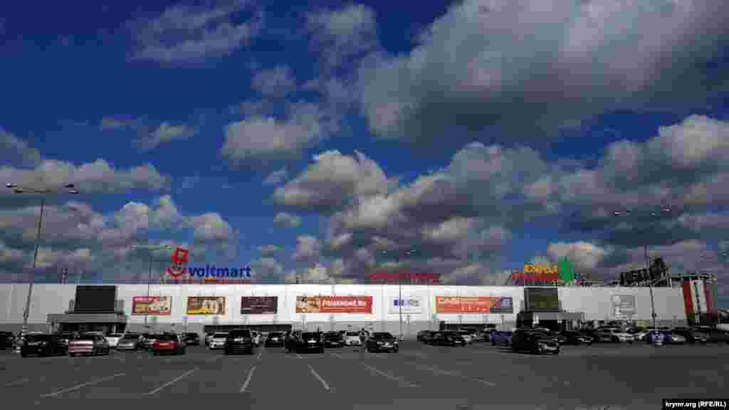 На парковке перед гипермаркетом &laquo;Ашан&raquo; очень много свободных мест. Первый признак отсутствия привычного наплыва посетителей