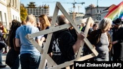 Mii de oameni au protestat la Berlin pe 13 octombrie împotriva valului de antisemitism provocat de criza din Orientul Mijlociu. 