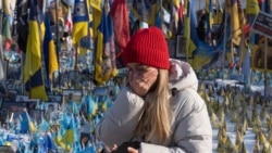 Žena plače pored spomenika palim ukrajinskim vojnicima na Trgu nezavisnosti u Kijevu 24. februara.