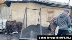 Бишкектин Гагарин көчөсүндө жайгашкан көмүр саткан жер. 22-октябрь, 2021-жыл.