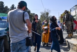 یکی از اعضای طالبان در جریان اعتراضات دوربین یک روزنامه نگار خارجی را تشخیص می دهد.