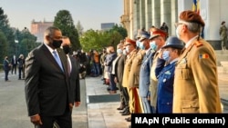 Lloyd J. Austin III a vizitat Ministerul Apărării de la București, unde a purtat convorbiri cu ministrul Nicolae Ciucă. Ulterior, acesta a mers la Palatul Cotroceni pentru discuții cu președintele Klaus Iohannis.