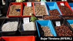 Fasule, gështenja dhe arra të ekspozuara në një tezgë në Tregun e Gjelbër në Prishtinë. Fotografi nga arkvi.