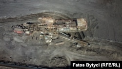 Nxjerrja e qymyrit nga minierat sipërfaqësore në Kosovë, të cilat menaxhohen nga Korporata Energjetike e Kosovës. 