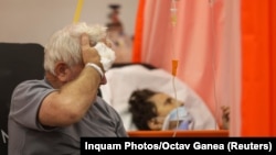 În perioada valului de infectări cu varianta Delta, mulți dintre pacienții grav bolnavi ajungeau să fie internați în afara sălilor de terapie intensivă din cauza numărului masiv de internări cu forme serioase ale bolii.