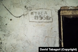 ეს წარწერა სტალინის პერიოდში უნდა იყოს გაკეთებული მიწისქვეშა ციხის კედელზე.