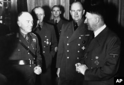 Ion Antonescu și ofițeri români, la o întâlnire cu Hitler. Coaliția cu naziștii a fost motivată de recuperarea Basarabiei. Ordinul de zi din 22 iunie 1941, în operațiunea Barbarosa, începe cu: „Ostași, vă ordon: Treceți Prutul!”, un fel de „Treceți batalioane române, Carpații!”.