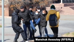 Полиция задерживает активистов возле площади Астана. Алматы, 23 октября  2021 года