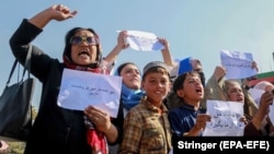 Афганские женщины выходили на улицы, чтобы потребовать соблюдать их права, в том числе в Кабуле. Но талибы разгоняли небольшие демонстрации грубой силой, часто избивая и задерживая протестующих. Женский протест в Кабуле 21 октября 2021 года 