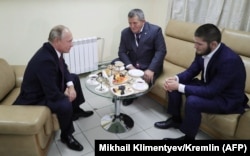 ვლადიმირ პუტინი, აბდულმანაპ ნურმაგომედოვი და ხაბიბ ნურმაგომედოვი. 2018 წელი