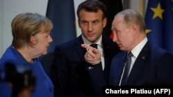 Propunerea lui Macron referitoare la medierea de către Rusia a conflictului din Belarus a survenit unei întrevederi pe care președintele francez a avut-o cu cancelarul german Angela Merkel și unei convorbiri telefonice pe care a avut-o cu președintele rus, Vladimir Putin.