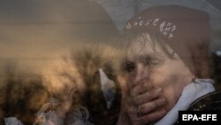 Një grua shihet me një foshnje në autobus duke u larguar nga qyteti i Mariupolit. Fotografi ilustruese nga arkivi.