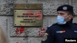 Sediul Ambasadei Rusiei în România după un protest împotriva invaziei rusești în Ucraina, începută pe 24 februarie 2022.