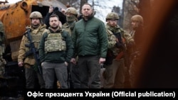 Уладзімір Зяленскі і Андрэй Ярмак падчас наведваньня Бучы ў красавіку 2022 году, калі расейская армія адступіла з Кіеўшчыны. Ілюстрацыйнае фота