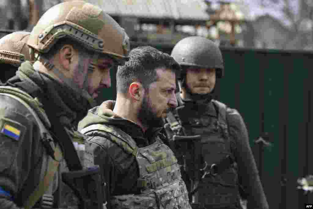 2 сәуір кешкісін Reuters, AFP, AP ақпарат агенттіктері мен Украина билігі Бучаның көшесінде жайрап жатқан жай киімдегі адамдардың суреттерін жариялады. Киев "Ресей оккупанттары қаладан құр кетпей бейбіт тұрғындарды қырып кетті" деп мәлімдеді. Ал Ресей Бучадағы фотоларды "фейк" дейді.