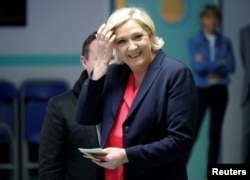 Marine Le Pen, înainte de a vota în timpul celui de-al doilea tur de scrutin al alegerilor prezidențiale din Franța din 2017.
