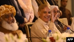 وزيراعظم شهباز شريف د خپل حکومت د اتحادي ګوندونو له مشرانو سره د اسلام اباد په يوه خبري غونډه کې. انځور د ۲۰۲۲ز د مارچ ۲۸مې دی. 