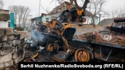 Спалена російська техніка і тіла на вулицях: звільнене село Нова Басань на Чернігівщині (фоторепортаж)