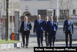 Iulian Dumitrescu (primul din dreapta) este unul dintre liderii cei mai influenți din PNL, deși evită să iasă deseori cu declarații publice.