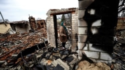 Natalia Titova, de 62, din Cernigău, în locul unde s-a aflat casa ei. Femeia și familia sa erau în subsol când casa a fost bombardată. Imediat după ce au auzit explozia au reușit să fugă în stradă. Imagine din 9 aprilie