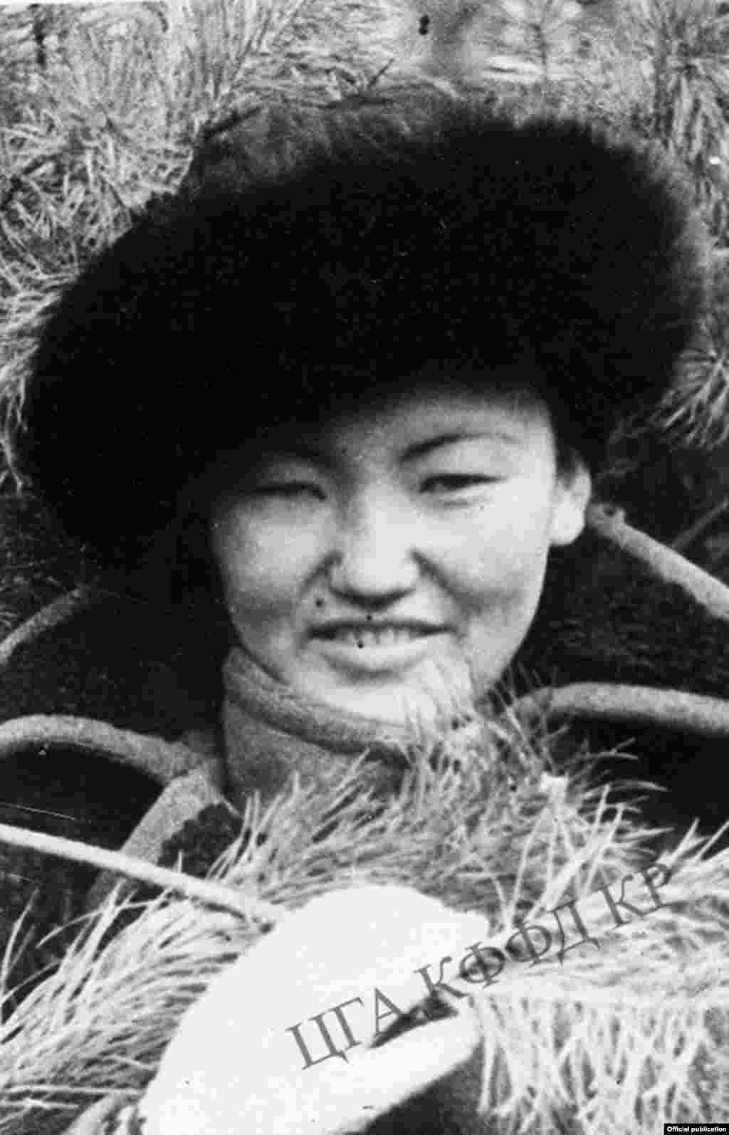 Кыргыз ССРинин эл артисти, Ленин ордендүү Кыргыз Мамлекеттик опера жана балет театрынын артисти Сайра Кийизбаева. Брянск фронту. 1942-жыл.