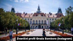 Dan nakon što je Sombor (fotoarhiv) osvanuo oblepljen huškačkim plakatima, organizacija "Narodne patrole" je tu organizovala i protest na kojem je zatraženo da vojska obezbeđuje centre za prihvat migranata, a mogli su se čuti i povici "Nećemo migrante".