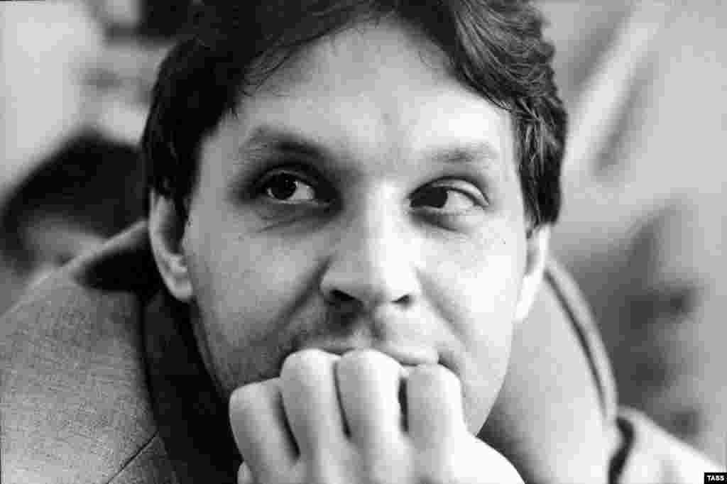 У липні 2000 року редактор &laquo;Нової газети&raquo; Ігор Домніков помер через кілька місяців після нападу в під'їзді свого будинку в Москві. Нападник кілька разів ударив його по голові важким предметом. Домніков висвітлював питання культури та освіти. Колеги кажуть, що вбивця прийняв його за іншого кореспондента &laquo;Нової газети&raquo;, якому погрожували після розслідування корупції в нафтовій галузі. Обидва репортера жили в одному будинку