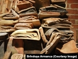 Suprapuneri de piese ceramice sugerând captura efemerului în lut